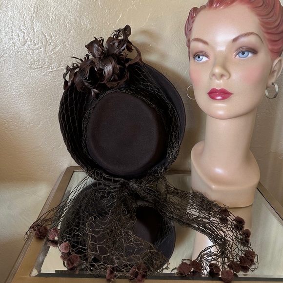 IMPRESSIVE 1940s\' BROWN FELT HAT WITH FEATHERS, GOLD TRIM + DOTTED VEILING main image 12